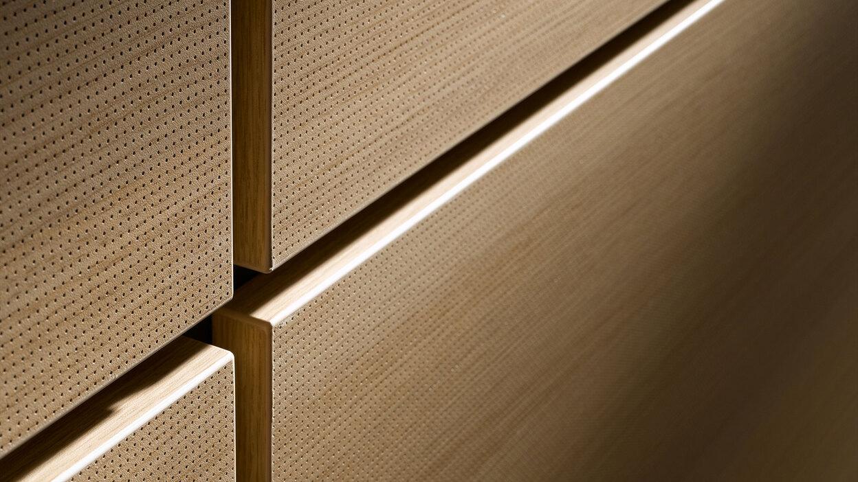 Detailaufnahme von Holzschrankelement Detailaufnahme von Türen eines hellen Holzschrankes